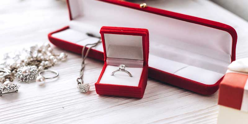 Choose Best Moissanite Jewelry for An Anniversary Gift